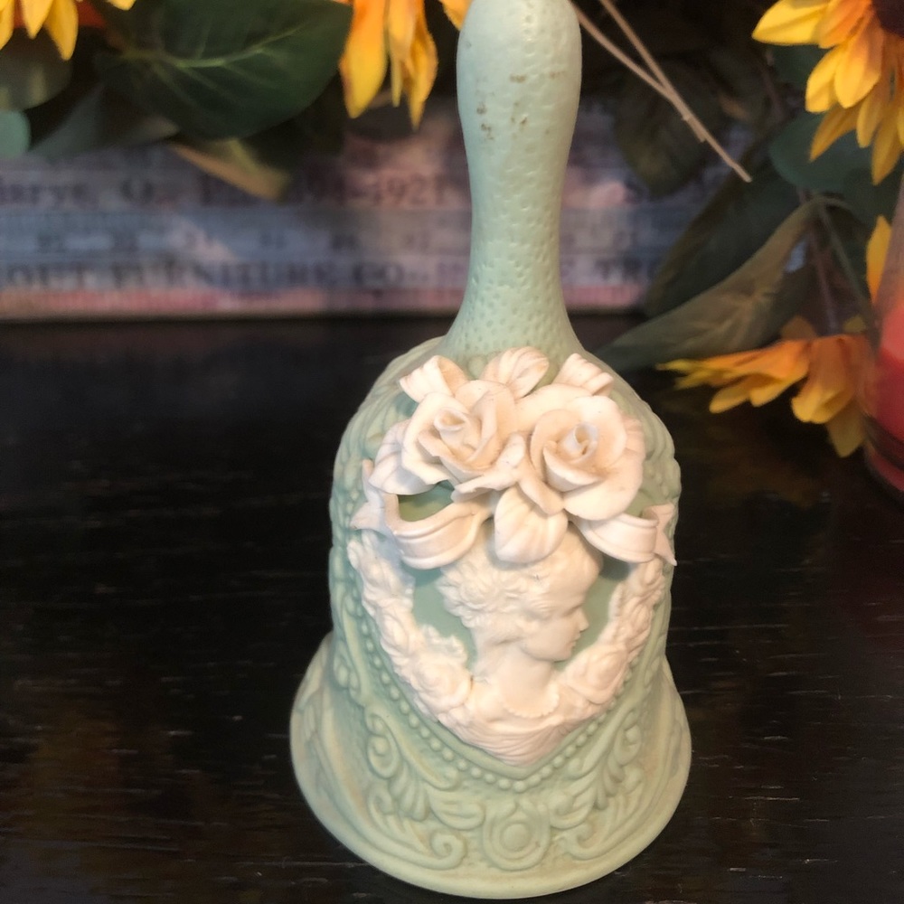 Ceramic Victorian Cameo Bell